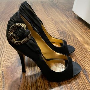 Badgley Mischka black satin pump w/gold accent